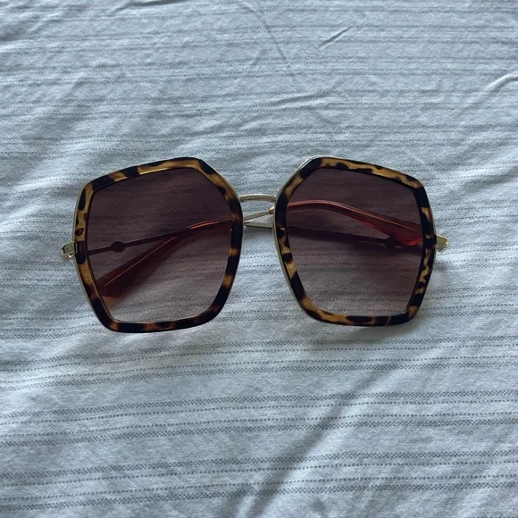 Oversized sunglasses - Picture 2 of 3